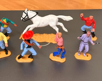 ビンテージのインディアンカウボーイと馬のフィギュアがたくさん