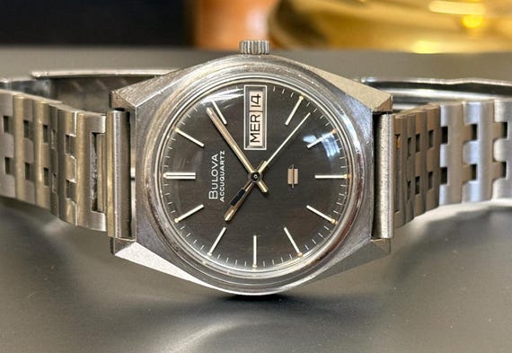 Bulova Accuquartz Men's Wristwatch Tuning Fork Day-date Cal