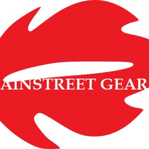 Op de afbeelding: Rood bladvormig logo met de tekst "MAINSTREET GEAR" in wit.