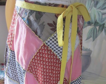 Falda de patchwork Free People, estilo años 70, de algodón, con combinación adjunta, bajo sin rematar, cinturilla ancha y cinta amarilla decorativa.