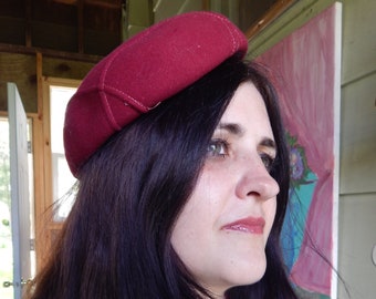 1950's Felt Beret, Mid Century Structured Red Beret/USA Made, Mint Condition, 100% Wool, Red Burgundy Beret With White Trim