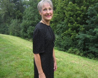 Robe en soie avec perles, Soie noire, Perles partout, Encolure ornée de perles, Fabriqué en Inde, Finitions exquises, Forme superbe, Taille 8
