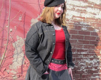 Conjunto de mezclilla negra, falda reversible con cintura ajustable con broches, estampado floral en la parte posterior, chaqueta vaquera a juego, se vende como conjunto.