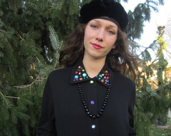 Vintage Weihnachts-Outfit, 1990er Jahre Strickjacke mit farbigen Strasssteinen am Kragen und passendem schwarzen Samtrock