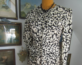 Silk Skirt Suit, 1980's Peplum Fitted Jacket, Puff Sleeve, Black & White Graphic Floral Design, A-Line Skirt, Mother of Bride, Size Small