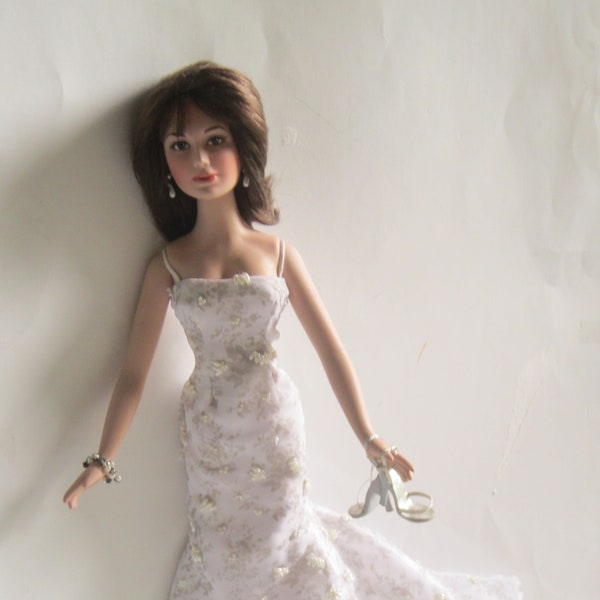 Susan Lucci Doll, Limited Edition " Dream Come True" Porcelain In White Gown With Pearls/Emmy Award Winning Actress From " All My Children"