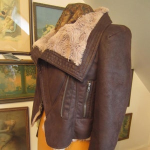 Chaqueta de piel sintética, impresionante chaqueta corta estilo motero con forro de piel de oveja sintética de Jennifer Lopez, talla XS, diseño lujoso como si fuera de piel auténtica.