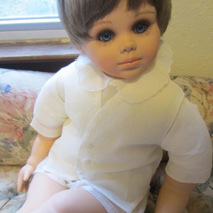 1970er Jahre Jungentaufe, Baby-Junge-Hochzeit, Tauf-Outfit, Seersucker-Strampler mit passender Weste, Peter-Pan-Kragen, Manschettenärmel / 6 bis 9 M0&#39;s