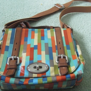 Bolsa de vinil Fossil, alças de couro, ombro ajustável ou transversal, estilo sela ou mochila escolar multicolorida, forro de tecido colorido