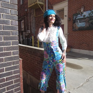 Könnte beinhalten: Ein Set aus drei Keramikbechern mit gesprenkelter, matter Oberfläche. Jeder Becher hat eine andere Farbe: hellblau, creme und grau. Die Becher haben ein schlichtes, modernes Design, ideal für Kaffee oder Tee.