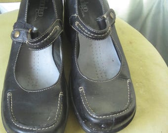 Scarpa Mary Jane con zeppa e plateau in pelle color indaco di Clarks, come nuova, con plateau per maggiore altezza, cuciture decorative bianche, punta quadrata comoda