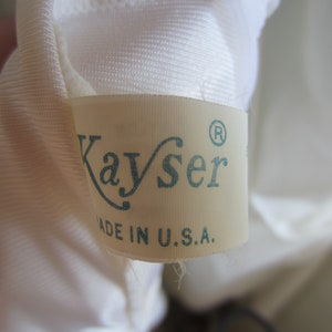 Pode incluir: Um r&oacute;tulo branco com o texto "Kayser" em letras azuis e um s&iacute;mbolo de marca registrada. O r&oacute;tulo tamb&eacute;m diz "Made in U.S.A."