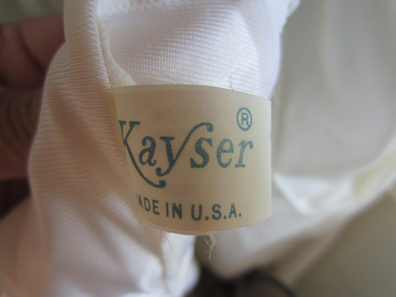 Pode incluir: Um r&oacute;tulo branco com o texto "Kayser" em letras azuis e um s&iacute;mbolo de marca registrada. O r&oacute;tulo tamb&eacute;m diz "Made in U.S.A."