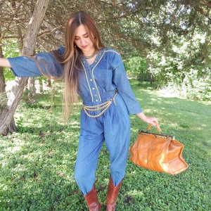 1980er Jahre Denim Jumpsuit, Mint Zustand, riesige Schulterpolster, Goldpaspel, blauer Jeansstrampler, Hosenanzug, Klassisch Mid 80&#39;s Chic