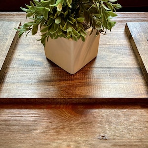 Plateau de service en bois, plateau de service personnalisé avec poignées, noms de plateau personnalisés, décor mural de ferme, cadeau de mariage, plateau de table basse