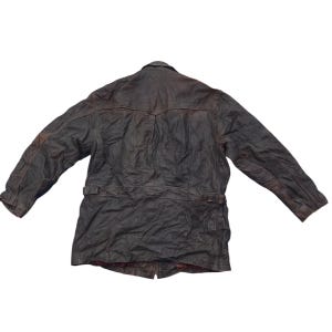 以下が含まれることがあります： ウエストにベルトが付いた、ジッパー留めの茶色の革ジャケットです。