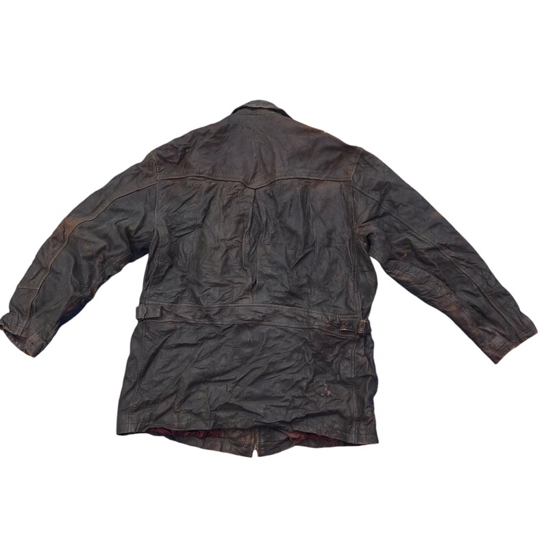 以下が含まれることがあります： ウエストにベルトが付いた、ジッパー留めの茶色の革ジャケットです。