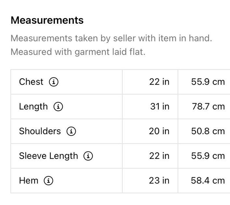 以下が含まれることがあります： 胸囲、着丈、肩幅、袖丈、裾幅の寸法をインチとセンチメートルで示した表です。
