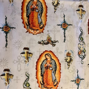 Pode incluir: Tecido com um padrão repetitivo de imagens religiosas. O design inclui imagens da Virgem Maria, cruzes, rosas e chamas em tons de laranja, azul e dourado sobre um fundo cinza claro.