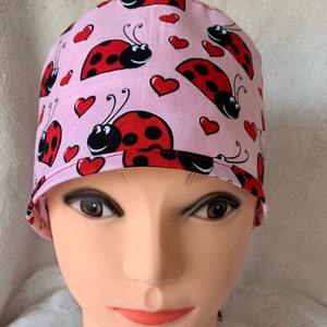 Vuxen Love Bug Scrub Cap! Unisex! Nyckelpigor! Hjärtan!