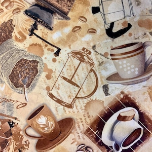 Puede incluir: Un diseño de tela con ilustraciones relacionadas con el café. El patrón incluye granos de café, un molinillo de café, una prensa francesa, tazas de café y una cafetera, todo en tonos marrones y beige. El diseño tiene una estética vintage y rústica.