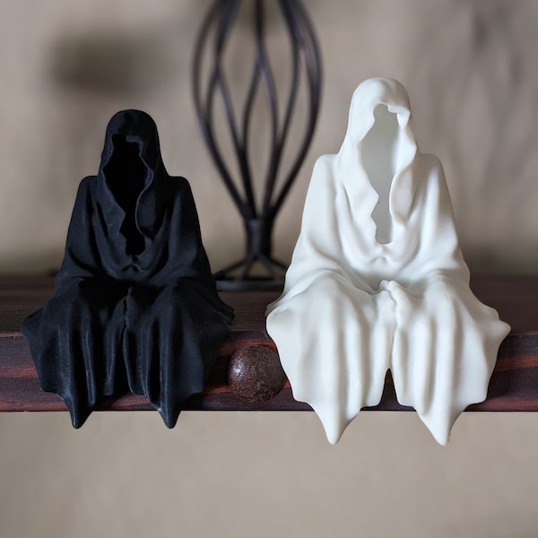 Escultura fantasma sentada en un estante - Resina de alta calidad - Decoración de Halloween - Decoración de estantería - Escultura de la Parca