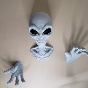Alien Wall Art Mount 3D-Printed Headphone mount| Greys UAP UFO