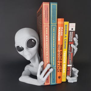 3D Printed Alien Book End: Sci-Fi Shelf Decor