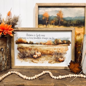 Puede incluir: Una pintura acuarela enmarcada de un campo con calabazas y el texto "El otoño es la forma en que Dios nos muestra lo hermoso que puede ser el cambio."