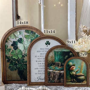 Pu&ograve; includere: Quattro opere d'arte incorniciate con archi superiori e cornici in legno. Le dimensioni sono 35,5x45,7 cm, 28x35,5 cm, 23x28 cm e 17,8x22,9 cm. L'arte presenta un trifoglio, un folletto e del testo.