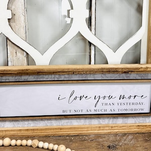 Ich liebe dich mehr als gestern Holz gerahmt Leinwand Kunst, handgemachtes Schild, Hochzeitsgeschenk, Jubiläum Dekor, Holz Akzente, große Schlafzimmer Kunst