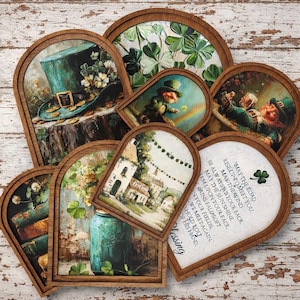 Pu&ograve; includere: Una collezione di opere d'arte con cornice in legno a tema San Patrizio. L'arte presenta immagini di un folletto, un cappello a cilindro, trifogli e un paesaggio. Le cornici sono ad arco e in legno, con un'estetica rustica.