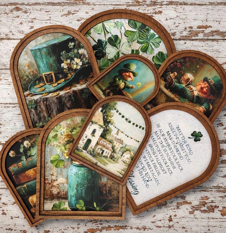 Pu&ograve; includere: Una collezione di opere d'arte con cornice in legno a tema San Patrizio. L'arte presenta immagini di un folletto, un cappello a cilindro, trifogli e un paesaggio. Le cornici sono ad arco e in legno, con un'estetica rustica.