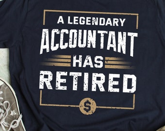 Könnte beinhalten: Ein marineblaues T-Shirt mit einer weißen Grafik, auf der "A Legendary Accountant Has Retired" steht, darunter ein goldenes Dollarzeichen.