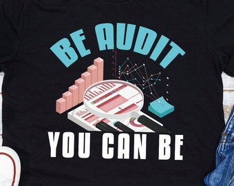 Może przedstawiać: Czarny T-shirt z napisem "BE AUDIT YOU CAN BE" w kolorze białym. Tekst jest otoczony niebieskim kółkiem. Pod tekstem znajduje się grafika przedstawiająca lupę nad arkuszem kalkulacyjnym z wykresami i diagramami.