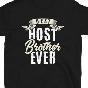 Puede incluir: Camiseta negra con texto blanco que dice "Best Host Brother Ever" con un diseño de banner sobre el texto.