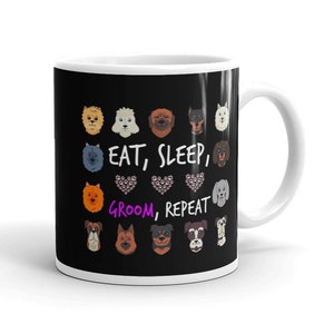 Könnte beinhalten: Eine schwarze Kaffeetasse mit weißem Rand und Henkel. Die Tasse zeigt ein Design mit verschiedenen Hunderassen und dem Text "Essen, Schlafen, Pflegen, Wiederholen".