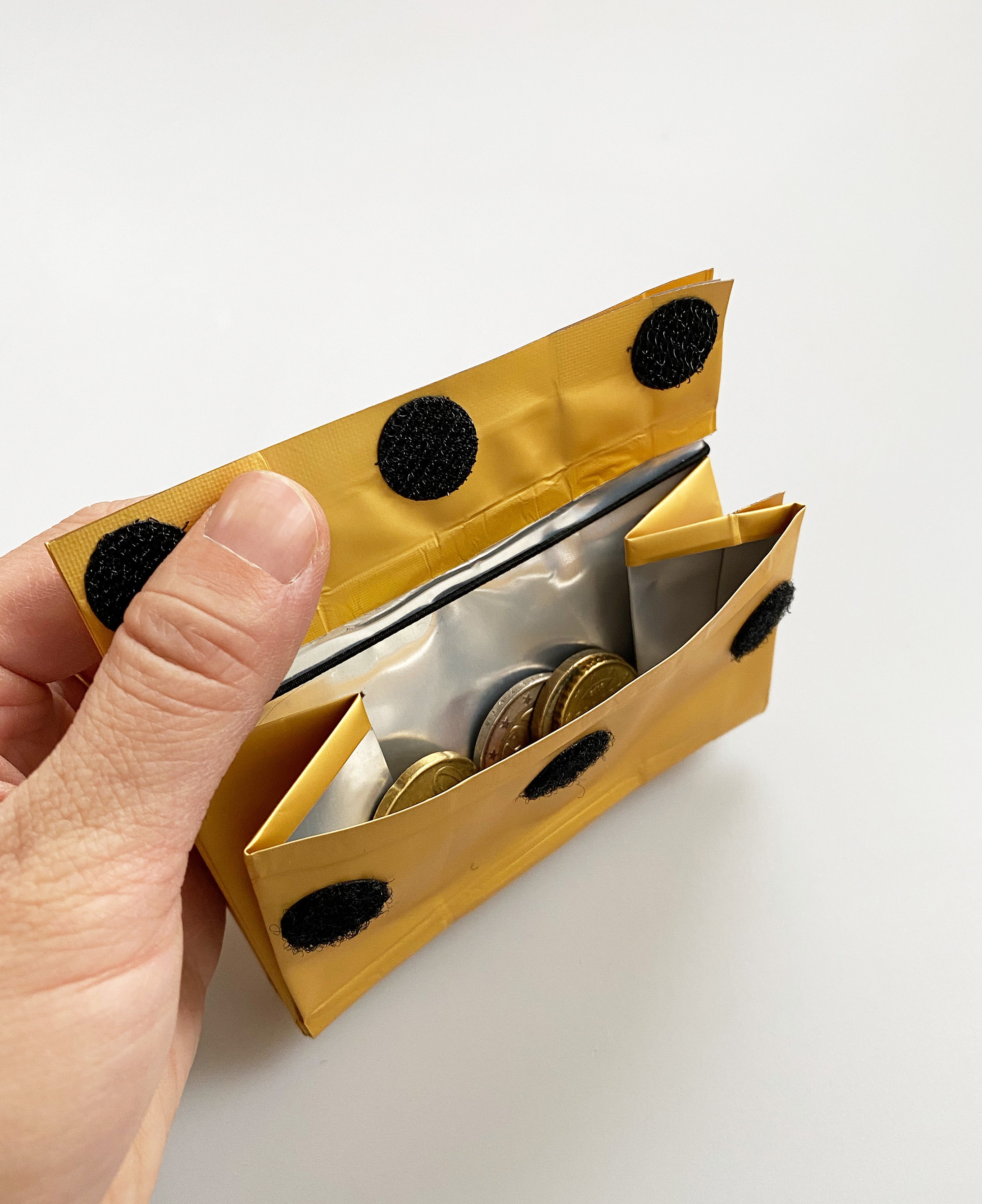Design WALLET - 500g - with RFID protection made of used coffee packaging/recycled material/everyday wallet - gold/black