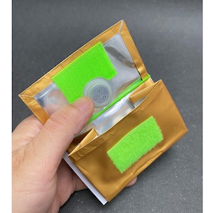 Design-Portemonnaie „250g“ – aus recycelter Kaffeeverpackung | RFID-Schutz | Upcycling | Gold/Neon Grün
