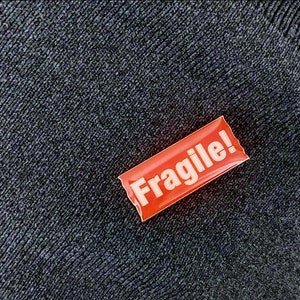 Fragile Emaille Pin_Brosche_Anstecker ein charmanter Blick : Bild 4