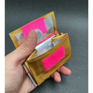 Design-Portemonnaie „250g“ – aus recycelter Kaffeeverpackung | RFID-Schutz | Upcycling | Gold/neon pink