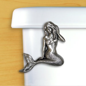 Manija para inodoro con diseño de sirena sentada, peltre con acabado satinado (descargador)