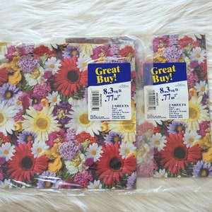 K&ouml;nnte beinhalten: Zwei Bl&auml;tter Blumenmuster-Geschenkpapier mit einem "Great Buy!"-Etikett. Jedes Blatt ist 8,3 Quadratfu&szlig; oder 0,77 Quadratmeter gro&szlig;.