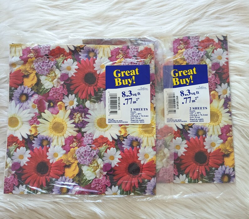 K&ouml;nnte beinhalten: Zwei Bl&auml;tter Blumenmuster-Geschenkpapier mit einem "Great Buy!"-Etikett. Jedes Blatt ist 8,3 Quadratfu&szlig; oder 0,77 Quadratmeter gro&szlig;.