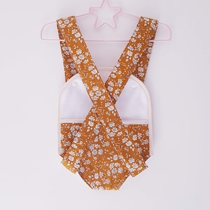 Portabebés Liberty Capel Mustard, correas ajustables y personalizables