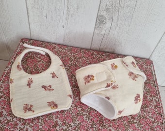 Diaper, bib and baby wipes in double gauze with small flower pattern available in several sizes