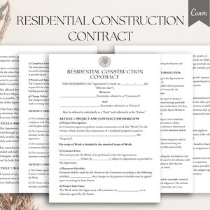 以下が含まれることがあります： 「住宅建設契約書」というタイトルの白黒の法的文書。この文書は、住宅の建設に関する請負業者と所有者間の契約を概説しています。この文書には、プロジェクトの説明、契約情報、支払いスケジュール、プロジェクト開始日に関するセクションが含まれています。
