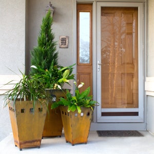 Medium Outdoor Planter Metal Yard Decor, Patio Planter Front Porch Decor, Statue Planter with Drainage, Medium Flower Pot for Outdoor Plants