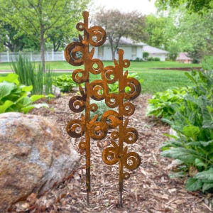 Escultura de jardín de metal oxidado, estaca grande con flores patinadas, decoración abstracta de acero para exteriores, idea única para regalar en un jardín conmemorativo.