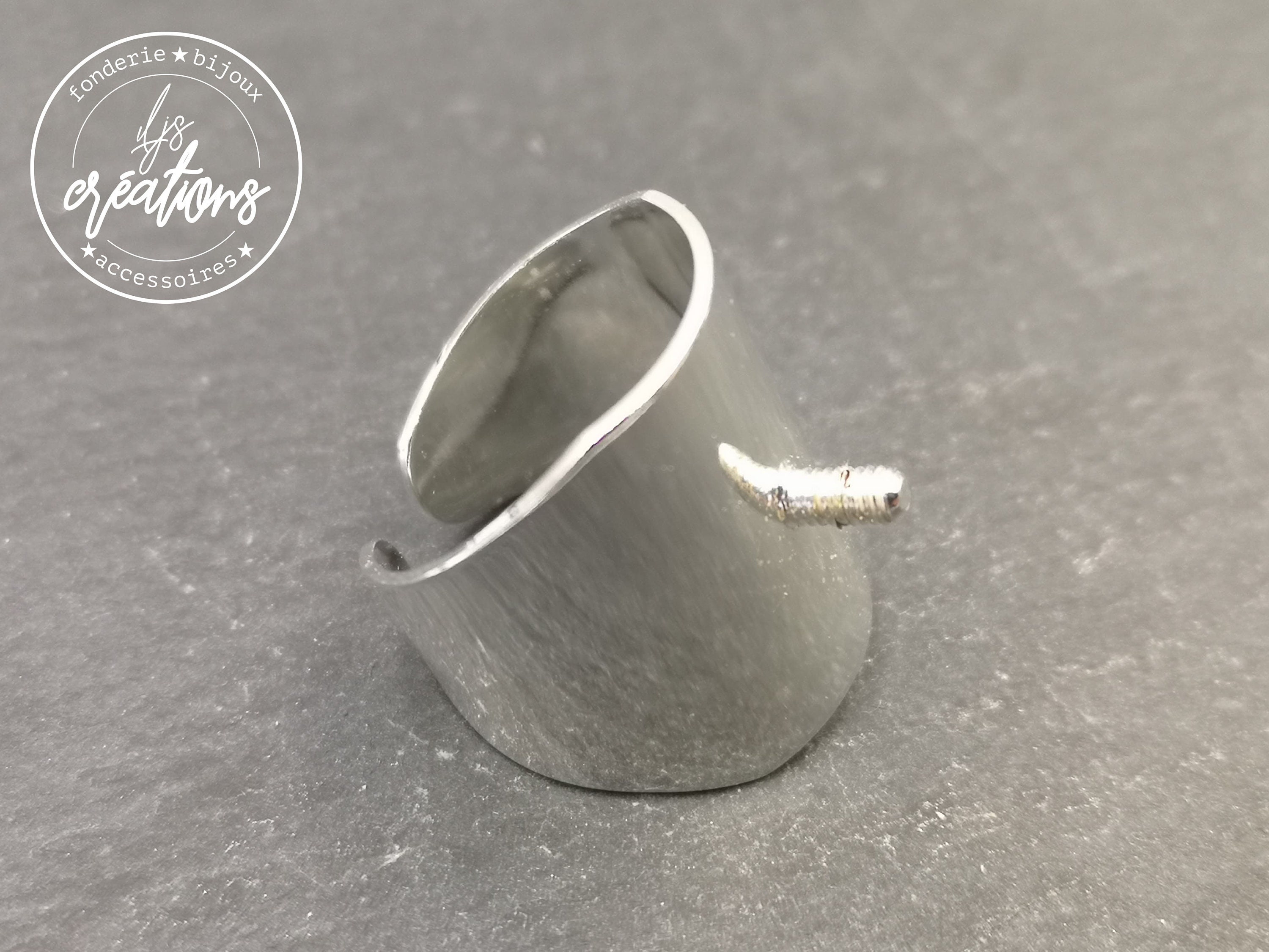 Smooth chivall ring holder with 5x2.5mm brass screw finish 925